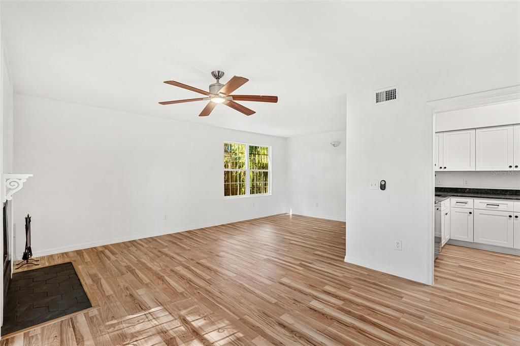 For Sale: $300,000 (2 beds, 2 baths, 1190 Square Feet)