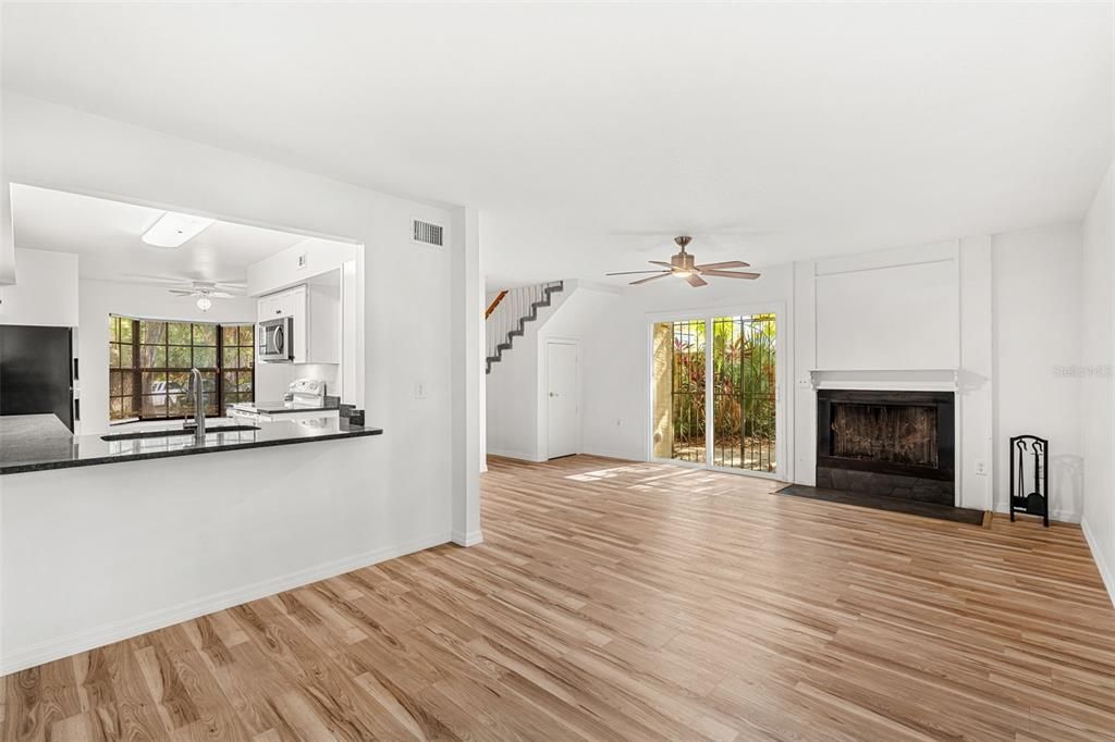 For Sale: $300,000 (2 beds, 2 baths, 1190 Square Feet)