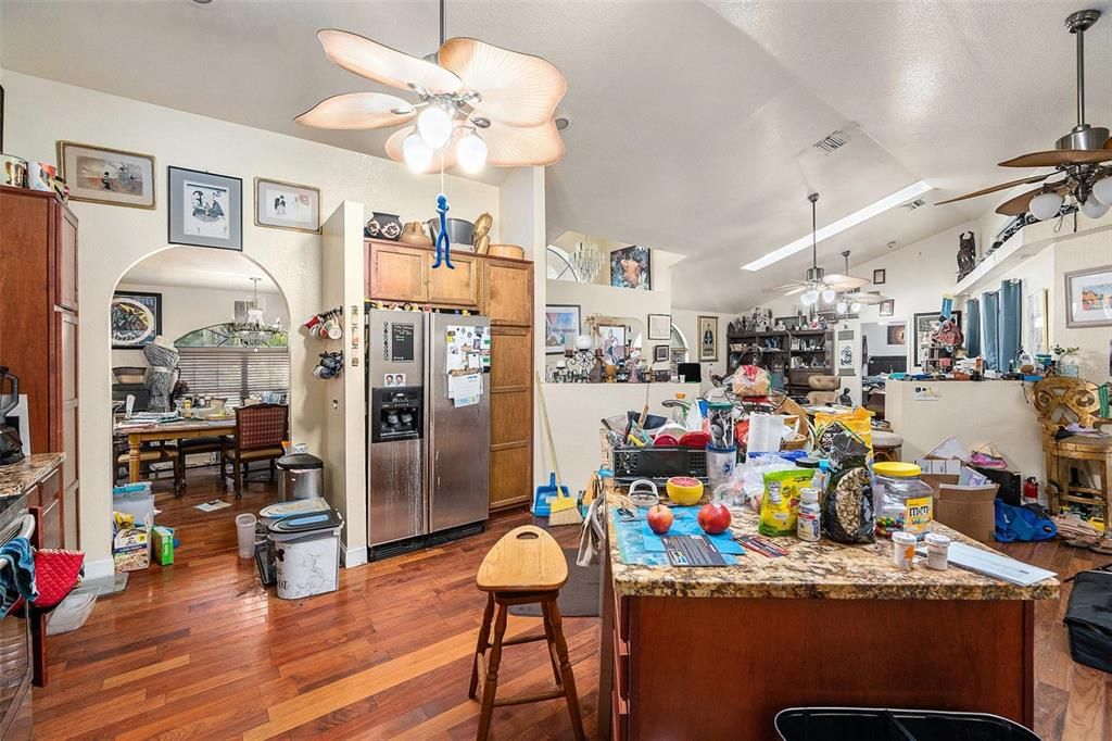 合同活跃: $725,000 (4 贝兹, 3 浴室, 2797 平方英尺)