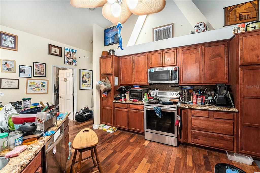 合同活跃: $725,000 (4 贝兹, 3 浴室, 2797 平方英尺)