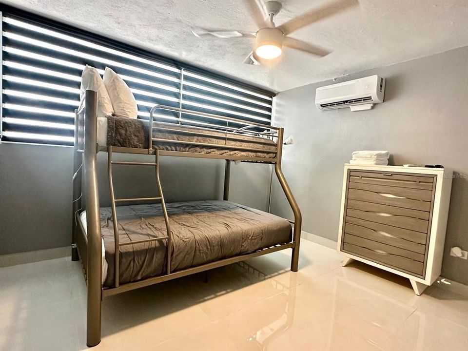 На продажу: $699,000 (6 спален, 4 ванн, 4800 Квадратных фут)