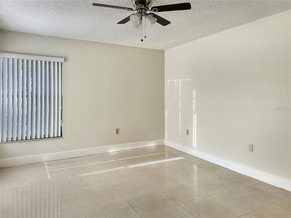 Activo con contrato: $205,500 (3 camas, 2 baños, 1180 Pies cuadrados)