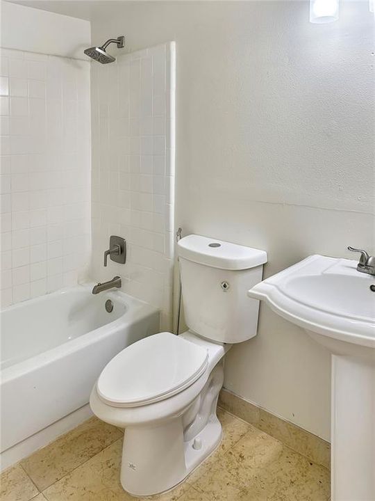 Activo con contrato: $205,500 (3 camas, 2 baños, 1180 Pies cuadrados)