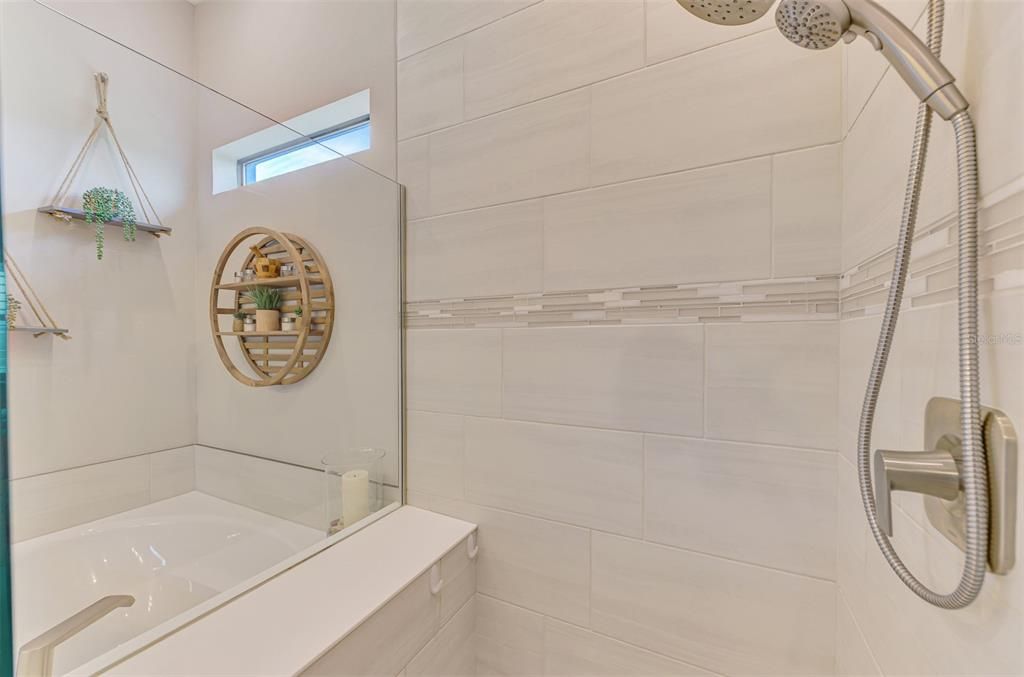 合同活跃: $850,000 (3 贝兹, 3 浴室, 2117 平方英尺)