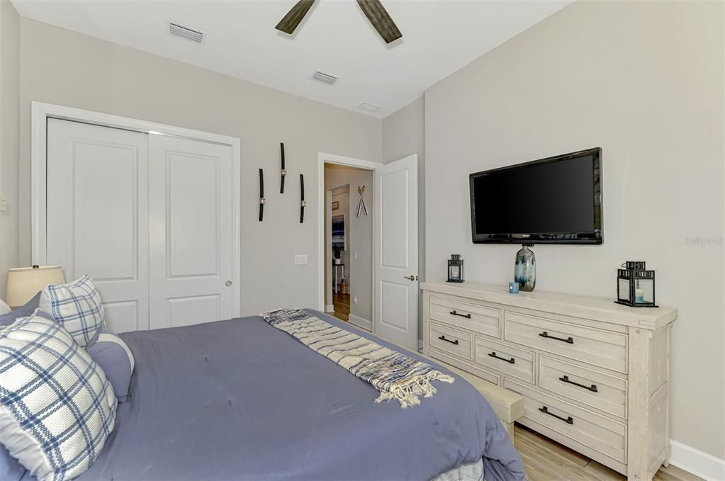 合同活跃: $850,000 (3 贝兹, 3 浴室, 2117 平方英尺)