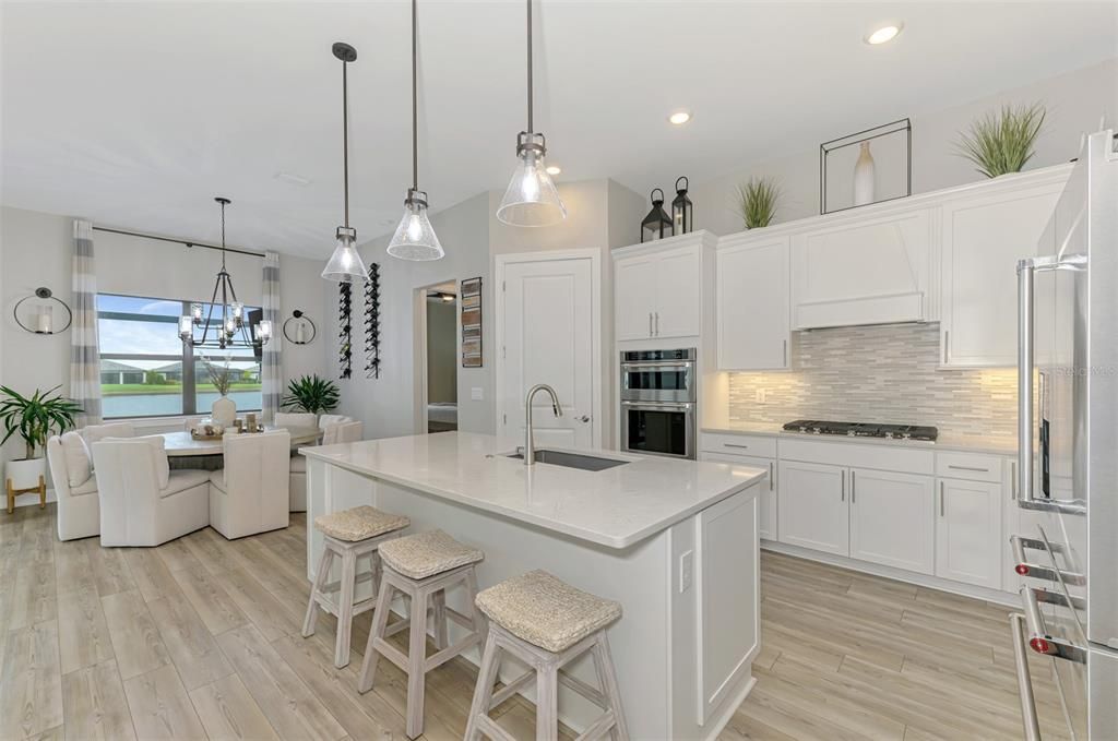 合同活跃: $850,000 (3 贝兹, 3 浴室, 2117 平方英尺)