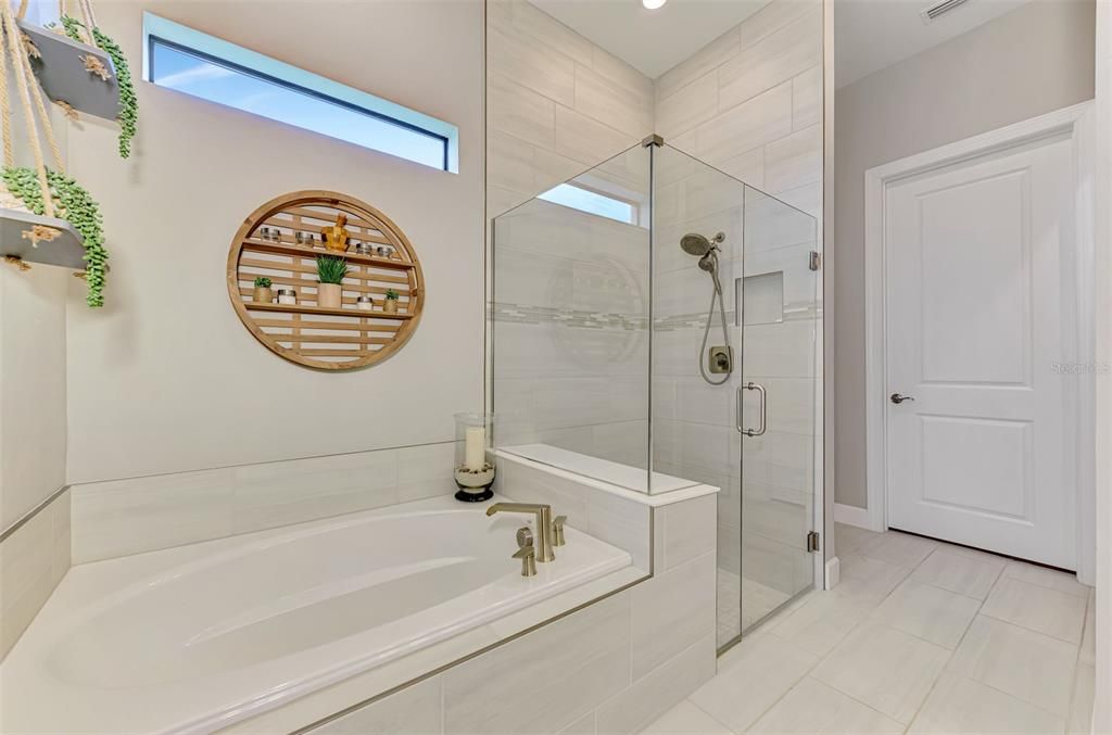 合同活跃: $850,000 (3 贝兹, 3 浴室, 2117 平方英尺)