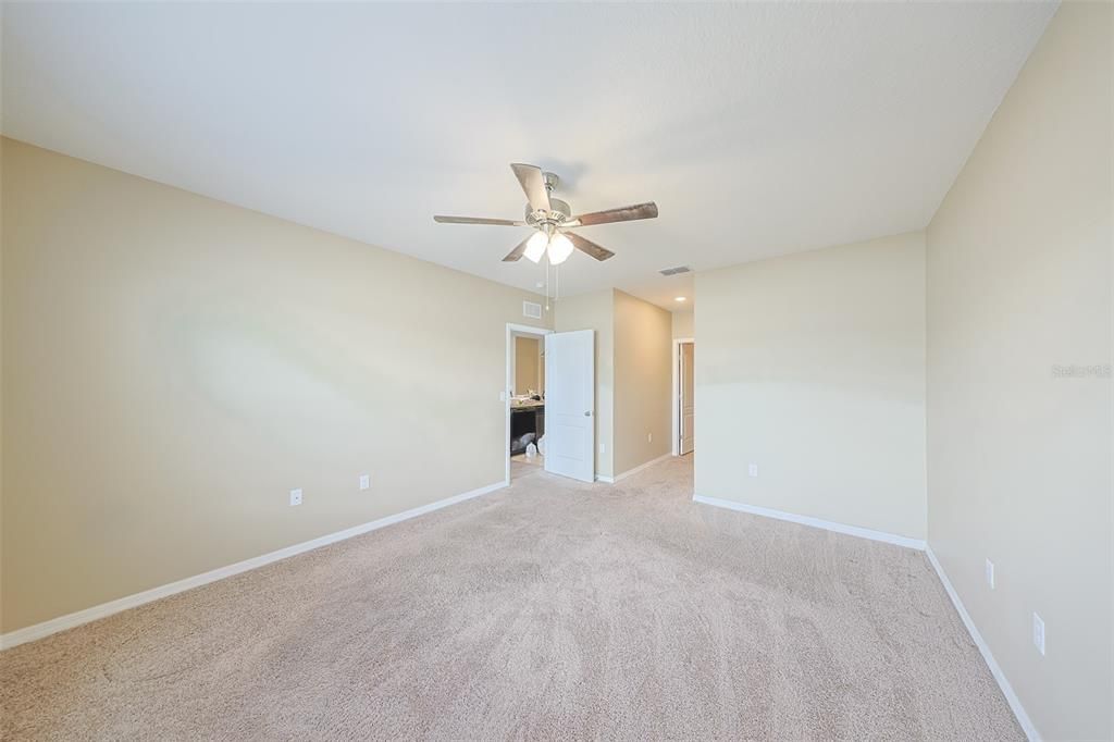 合同活跃: $275,000 (3 贝兹, 2 浴室, 1705 平方英尺)