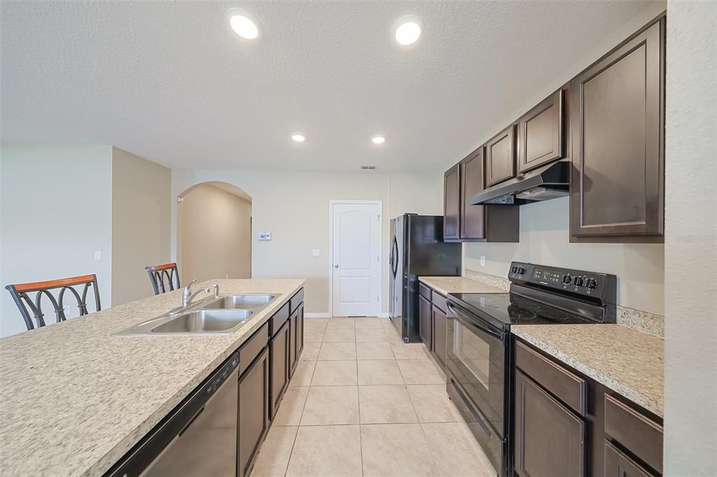 合同活跃: $275,000 (3 贝兹, 2 浴室, 1705 平方英尺)