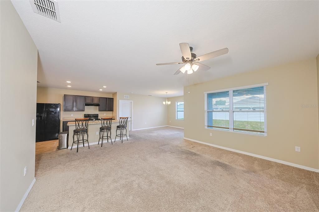 合同活跃: $275,000 (3 贝兹, 2 浴室, 1705 平方英尺)