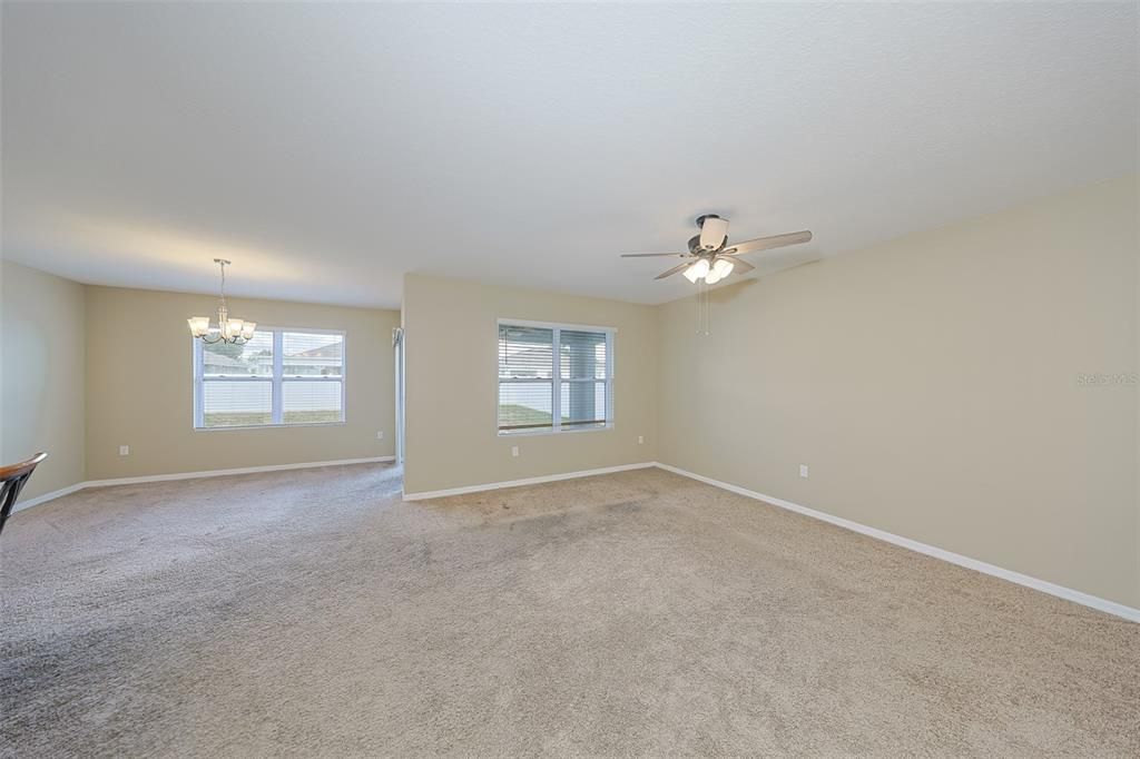 合同活跃: $275,000 (3 贝兹, 2 浴室, 1705 平方英尺)