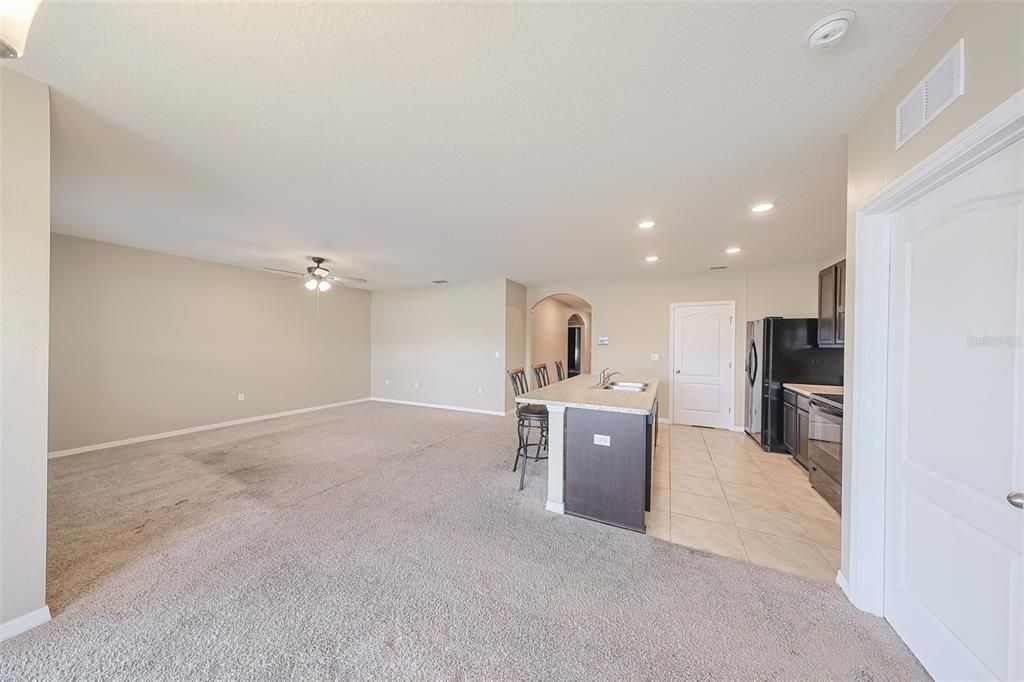 合同活跃: $275,000 (3 贝兹, 2 浴室, 1705 平方英尺)