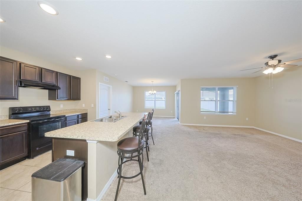 合同活跃: $275,000 (3 贝兹, 2 浴室, 1705 平方英尺)