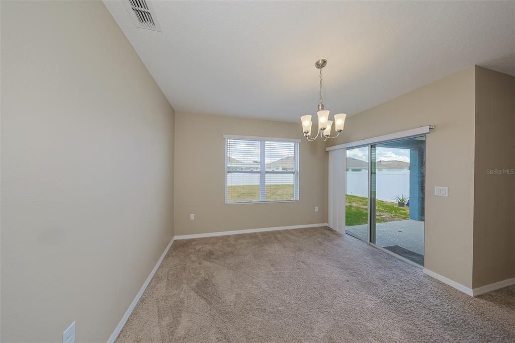 合同活跃: $275,000 (3 贝兹, 2 浴室, 1705 平方英尺)