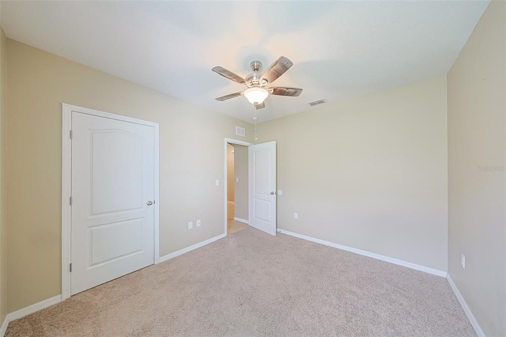 合同活跃: $275,000 (3 贝兹, 2 浴室, 1705 平方英尺)