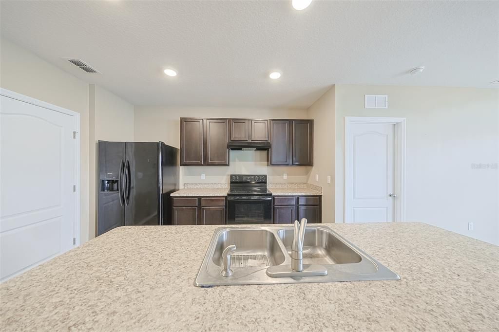 合同活跃: $275,000 (3 贝兹, 2 浴室, 1705 平方英尺)