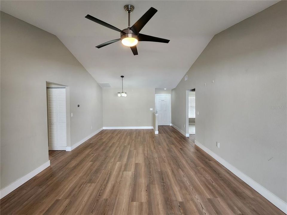 Activo con contrato: $2,200 (3 camas, 2 baños, 1276 Pies cuadrados)