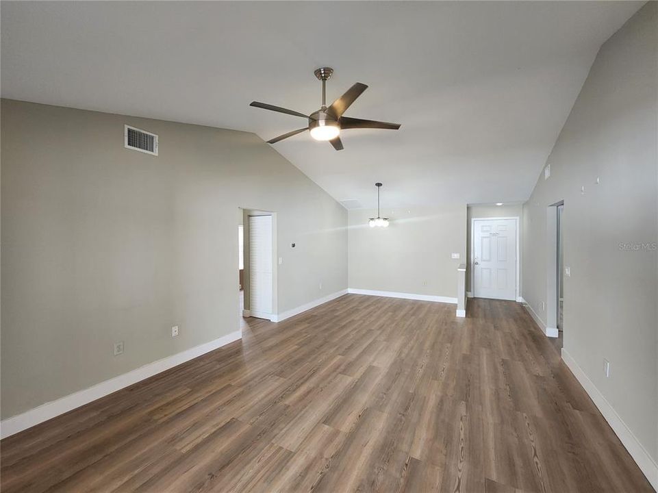 Activo con contrato: $2,200 (3 camas, 2 baños, 1276 Pies cuadrados)