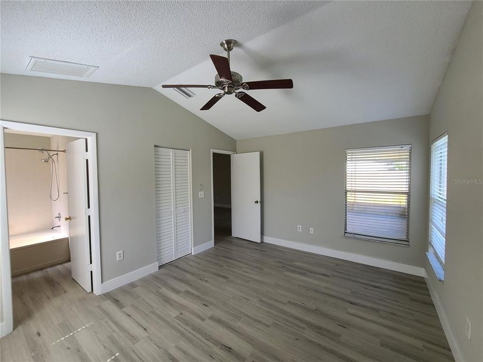 Activo con contrato: $2,200 (3 camas, 2 baños, 1276 Pies cuadrados)