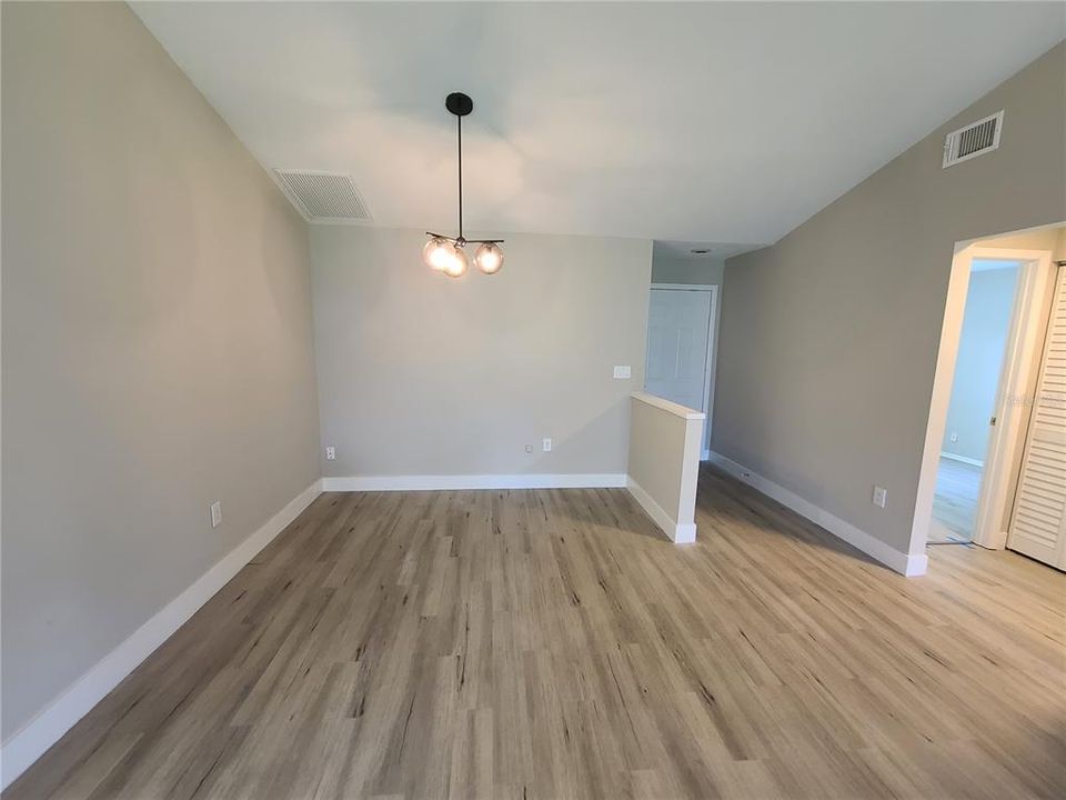 Activo con contrato: $2,200 (3 camas, 2 baños, 1276 Pies cuadrados)