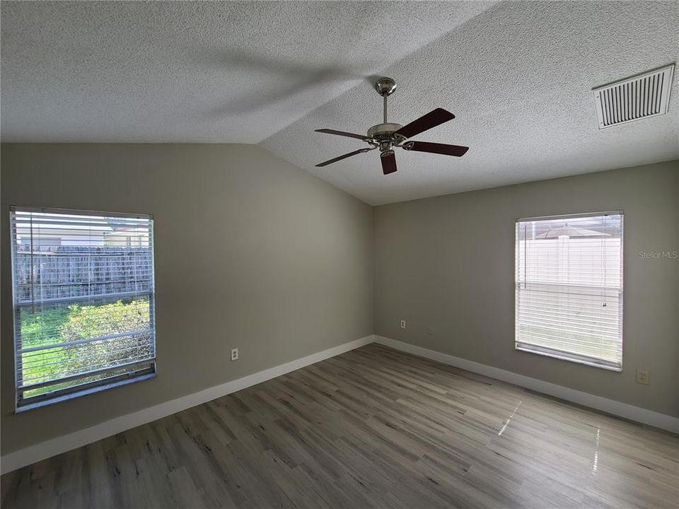 Activo con contrato: $2,200 (3 camas, 2 baños, 1276 Pies cuadrados)