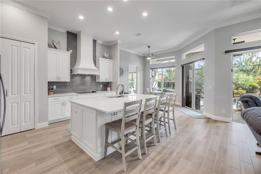 合同活跃: $925,000 (4 贝兹, 2 浴室, 2502 平方英尺)