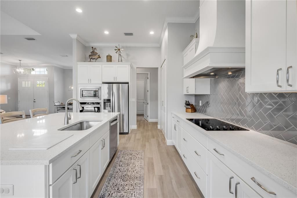 合同活跃: $925,000 (4 贝兹, 2 浴室, 2502 平方英尺)