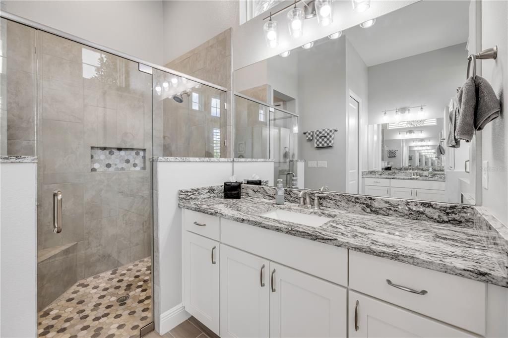 合同活跃: $925,000 (4 贝兹, 2 浴室, 2502 平方英尺)