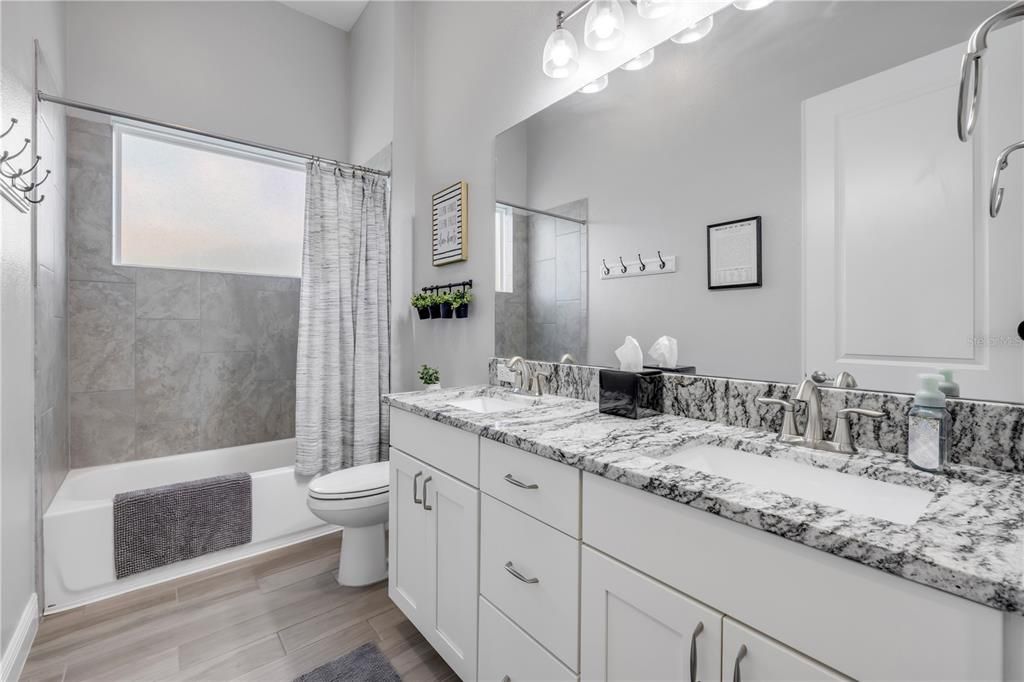 合同活跃: $925,000 (4 贝兹, 2 浴室, 2502 平方英尺)