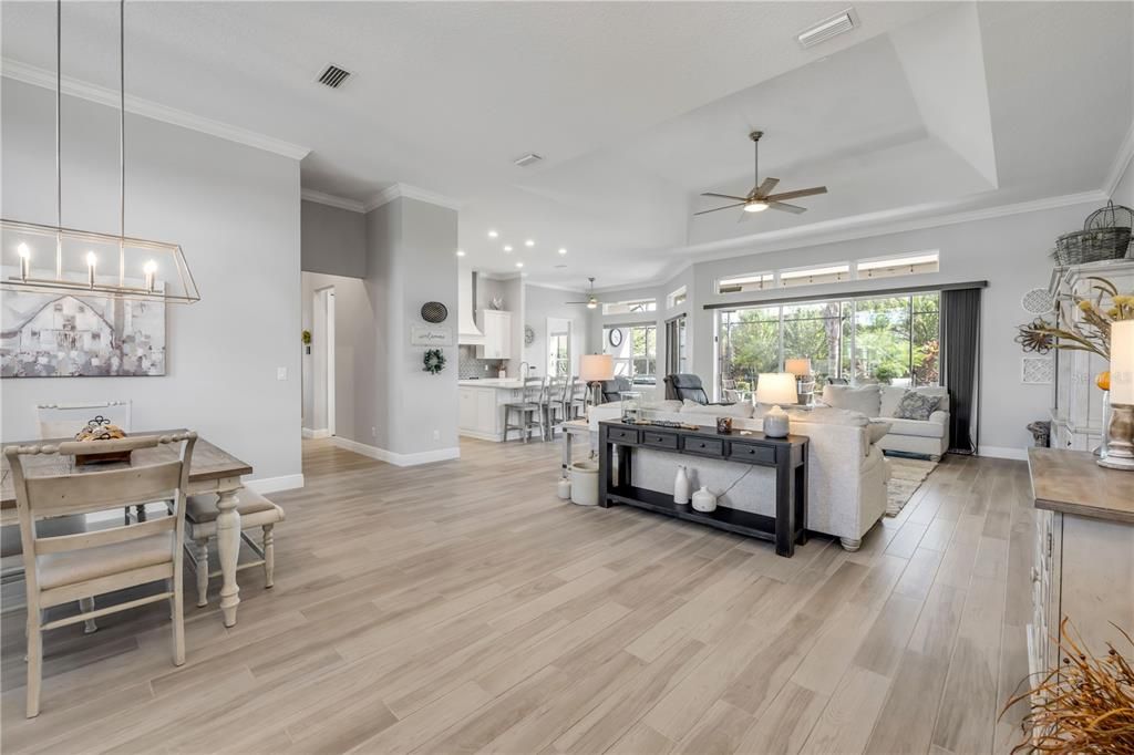 合同活跃: $925,000 (4 贝兹, 2 浴室, 2502 平方英尺)