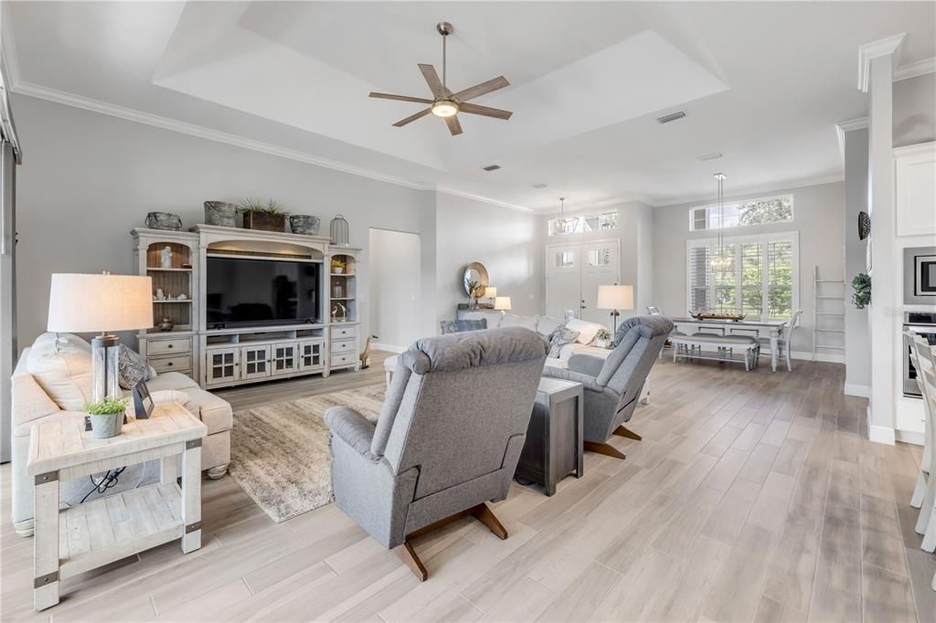 合同活跃: $925,000 (4 贝兹, 2 浴室, 2502 平方英尺)