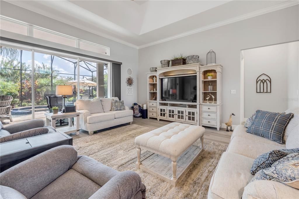 合同活跃: $925,000 (4 贝兹, 2 浴室, 2502 平方英尺)