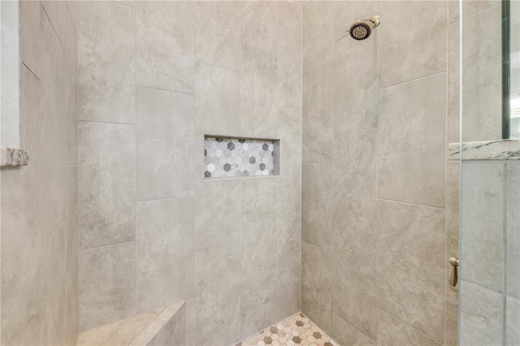 合同活跃: $925,000 (4 贝兹, 2 浴室, 2502 平方英尺)