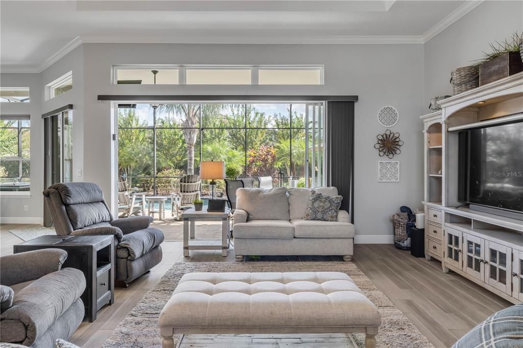 合同活跃: $925,000 (4 贝兹, 2 浴室, 2502 平方英尺)