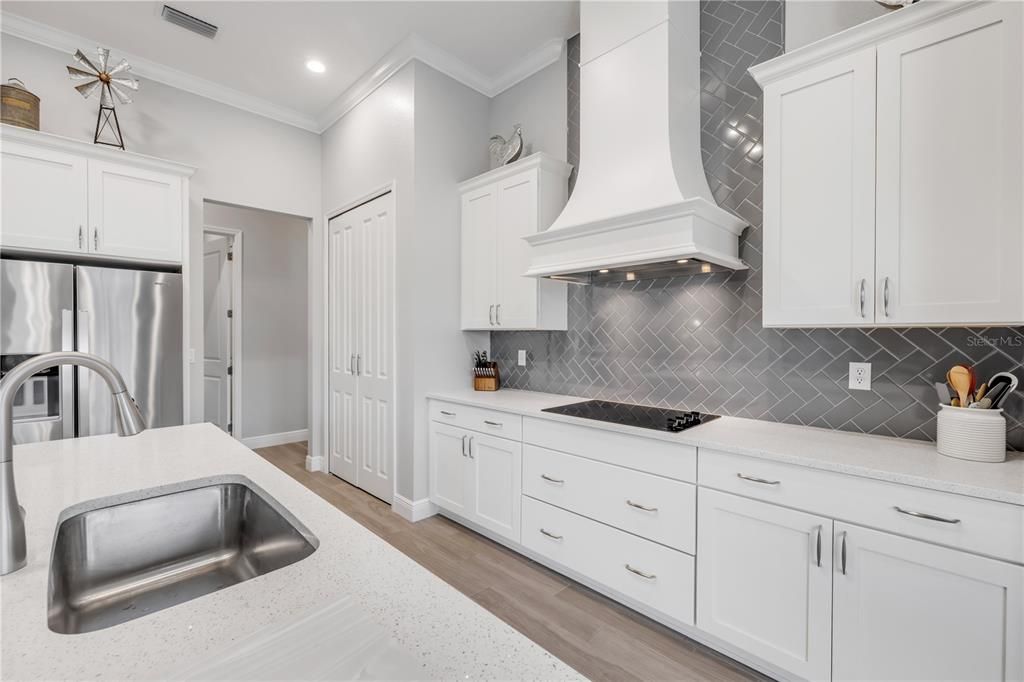 合同活跃: $925,000 (4 贝兹, 2 浴室, 2502 平方英尺)