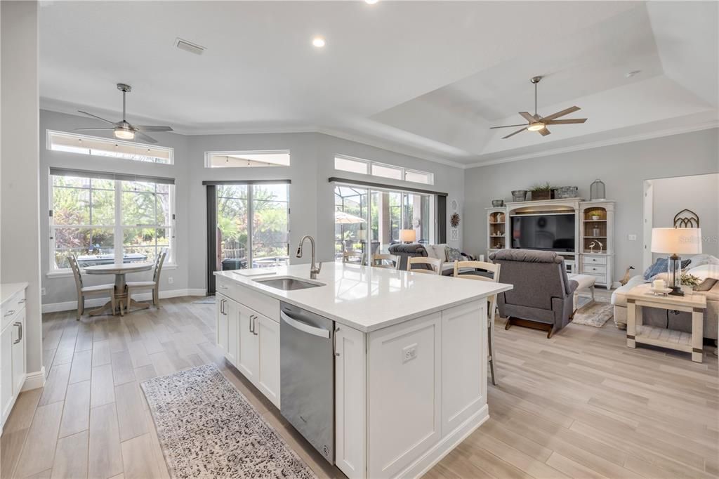 合同活跃: $925,000 (4 贝兹, 2 浴室, 2502 平方英尺)