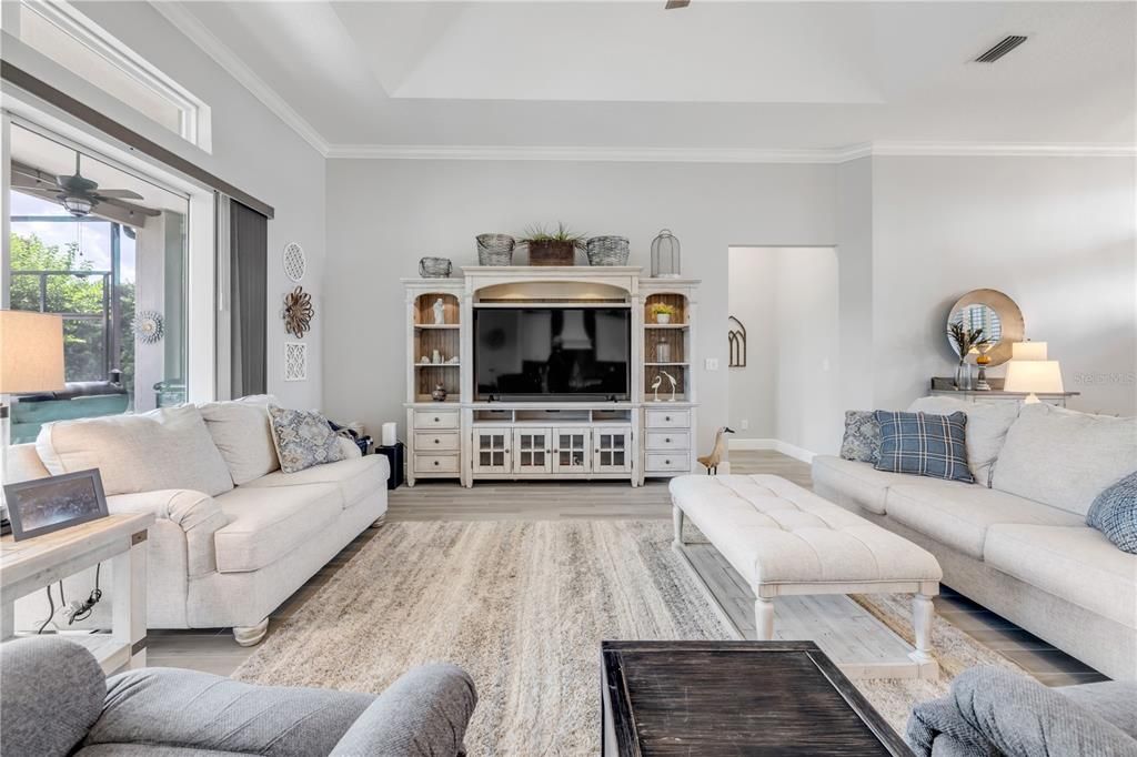 合同活跃: $925,000 (4 贝兹, 2 浴室, 2502 平方英尺)