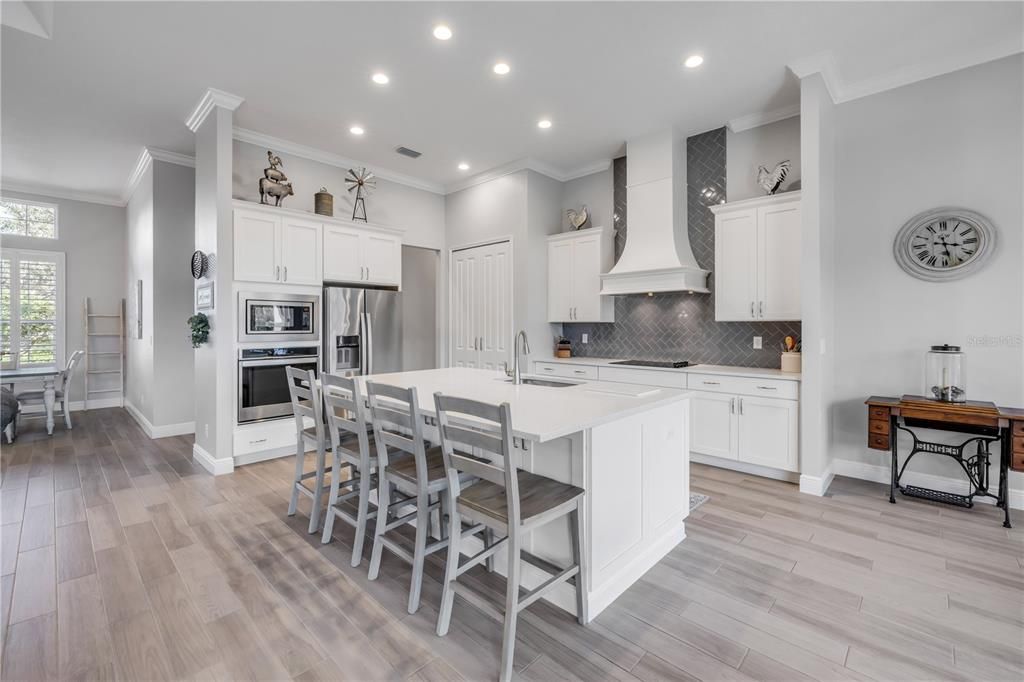 合同活跃: $925,000 (4 贝兹, 2 浴室, 2502 平方英尺)