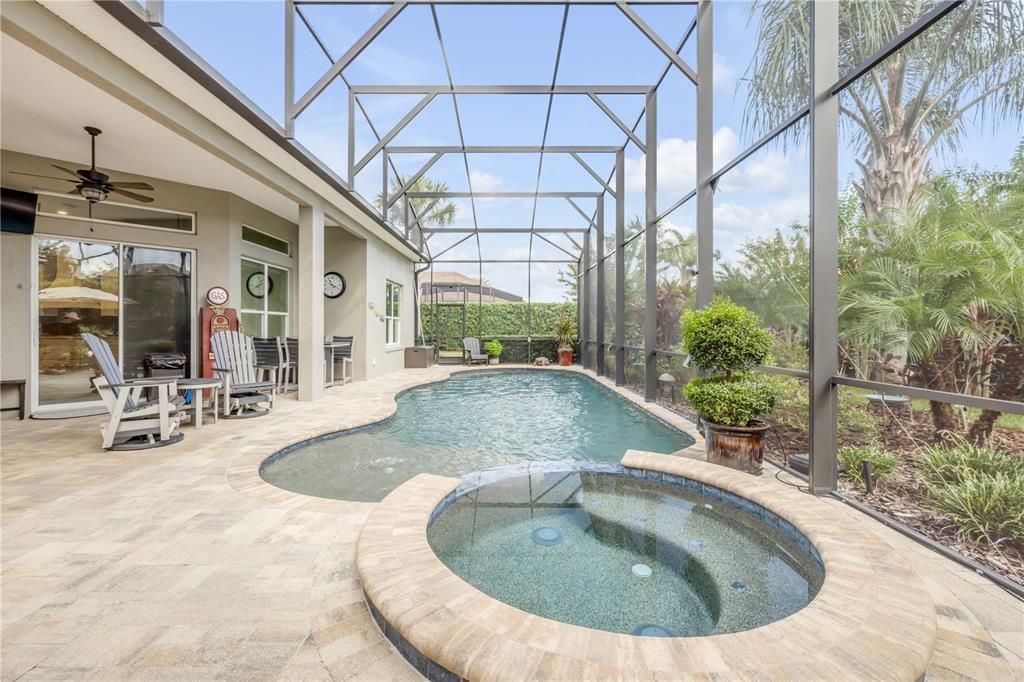 合同活跃: $925,000 (4 贝兹, 2 浴室, 2502 平方英尺)