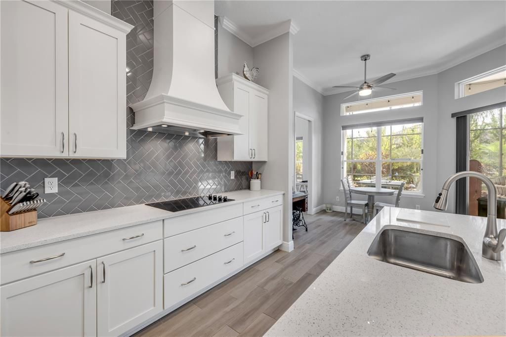 合同活跃: $925,000 (4 贝兹, 2 浴室, 2502 平方英尺)