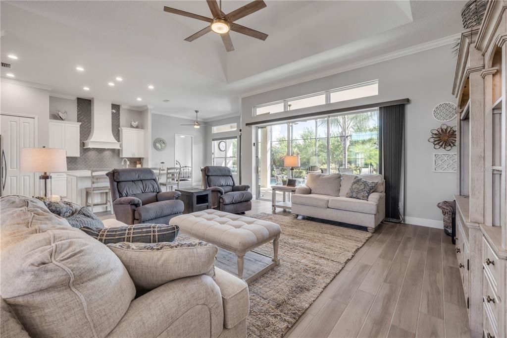 合同活跃: $925,000 (4 贝兹, 2 浴室, 2502 平方英尺)