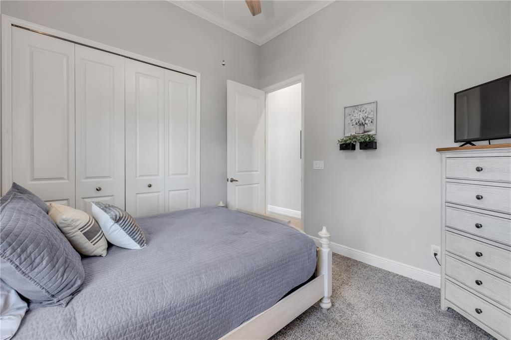 合同活跃: $925,000 (4 贝兹, 2 浴室, 2502 平方英尺)