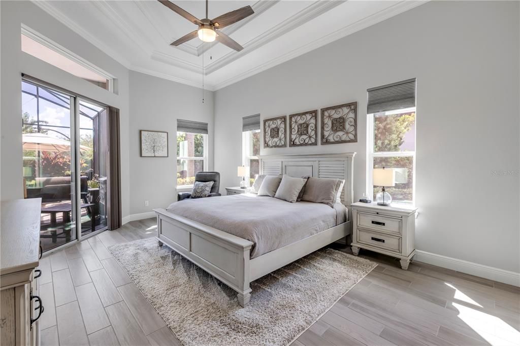 合同活跃: $925,000 (4 贝兹, 2 浴室, 2502 平方英尺)