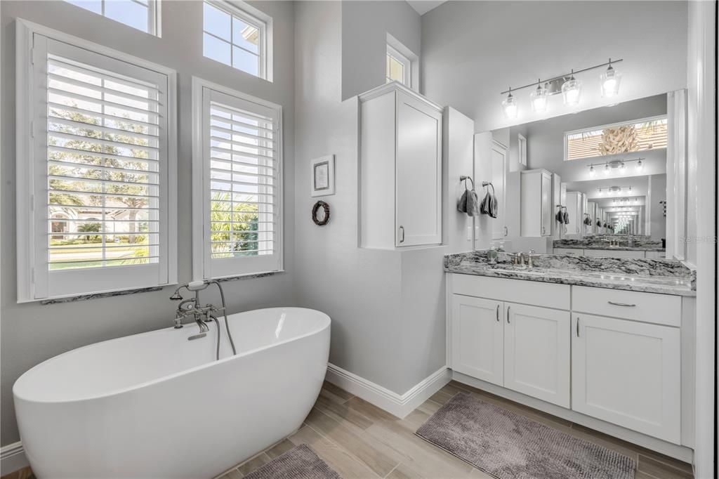 合同活跃: $925,000 (4 贝兹, 2 浴室, 2502 平方英尺)