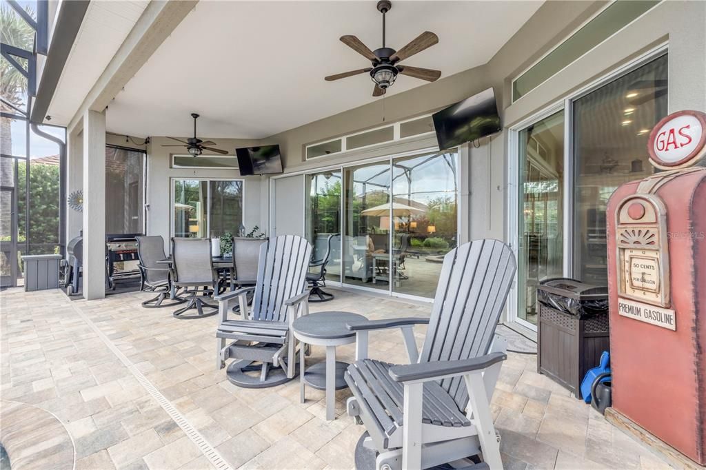 合同活跃: $925,000 (4 贝兹, 2 浴室, 2502 平方英尺)