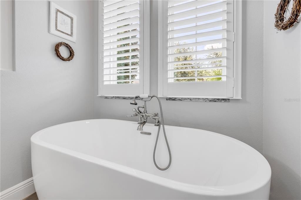 合同活跃: $925,000 (4 贝兹, 2 浴室, 2502 平方英尺)