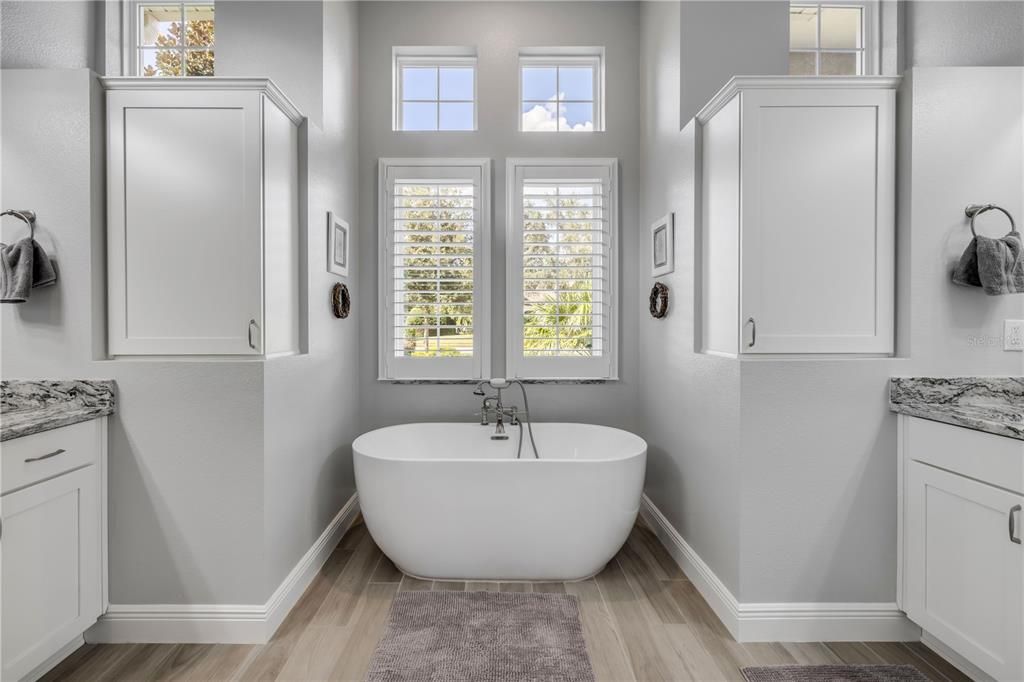 合同活跃: $925,000 (4 贝兹, 2 浴室, 2502 平方英尺)