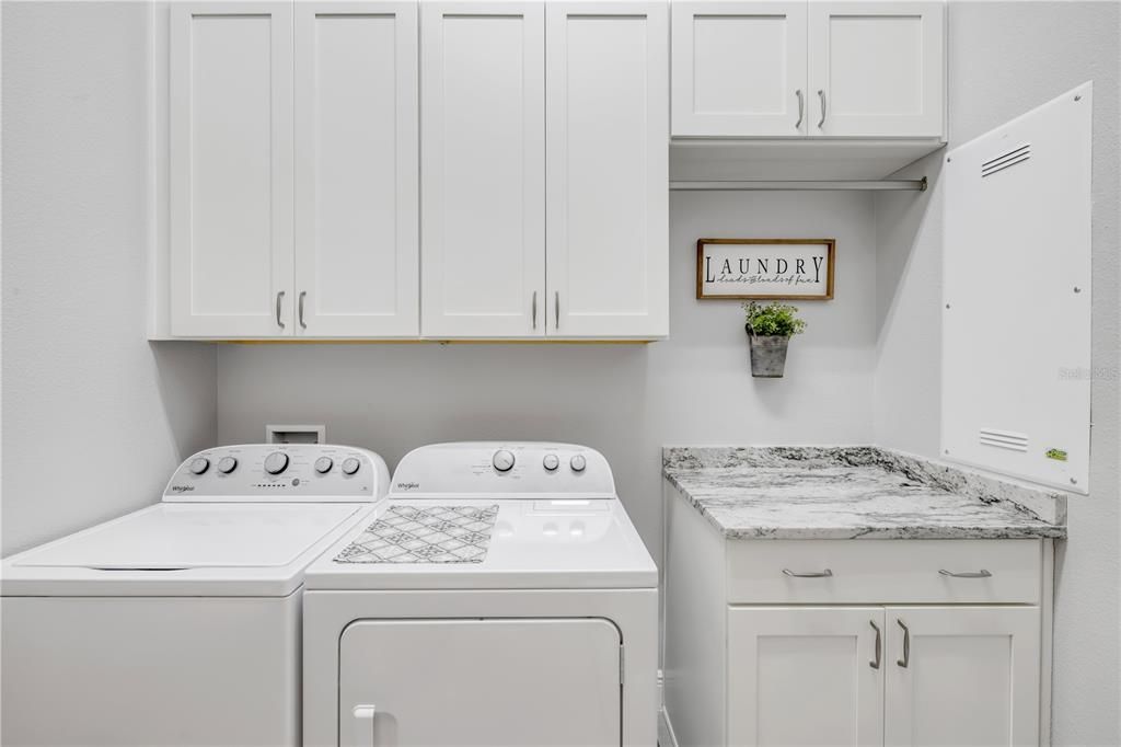 合同活跃: $925,000 (4 贝兹, 2 浴室, 2502 平方英尺)