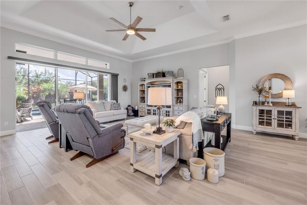 合同活跃: $925,000 (4 贝兹, 2 浴室, 2502 平方英尺)