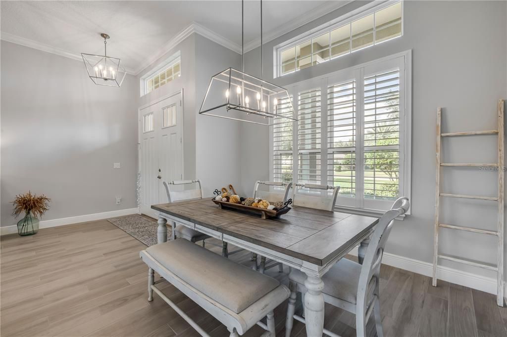 合同活跃: $925,000 (4 贝兹, 2 浴室, 2502 平方英尺)